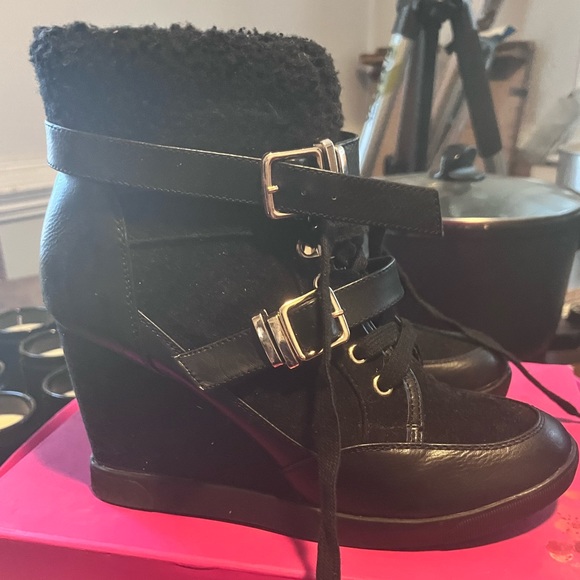 Shoedazzle platform black suede wedge calf boots with straps & buckles size 9.5 - Picture 3 of 6